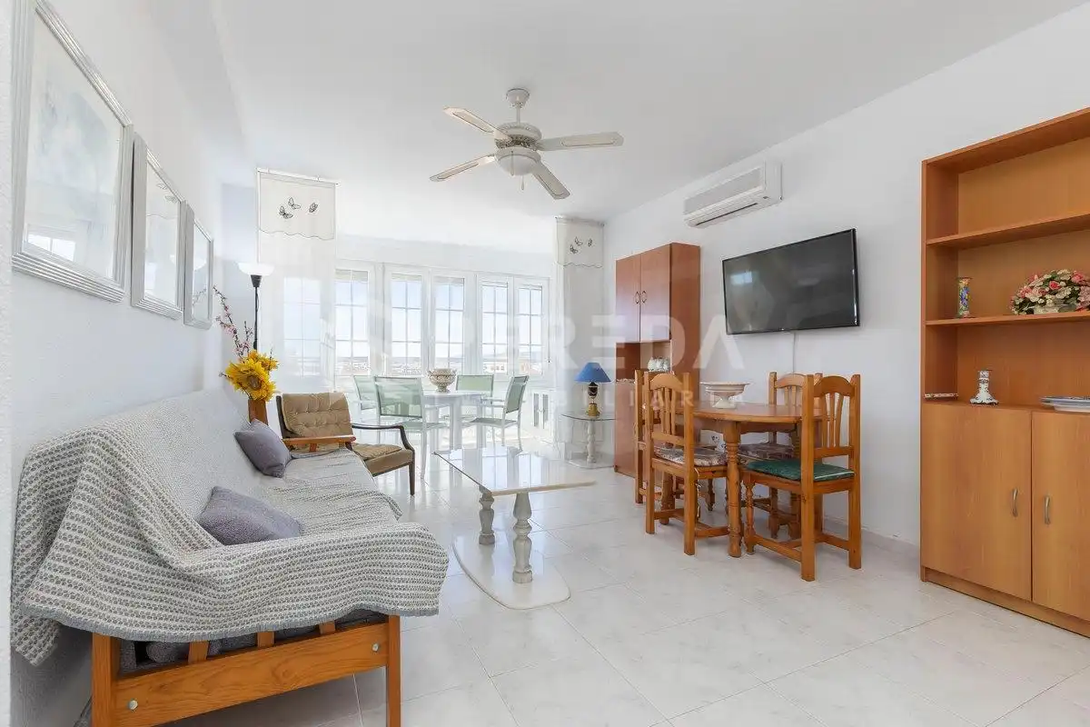 Wohnzimmer von Dachboden zum Verkauf in Roquetas de Mar mit Klimaanlage, Privatgarten und Möbliert