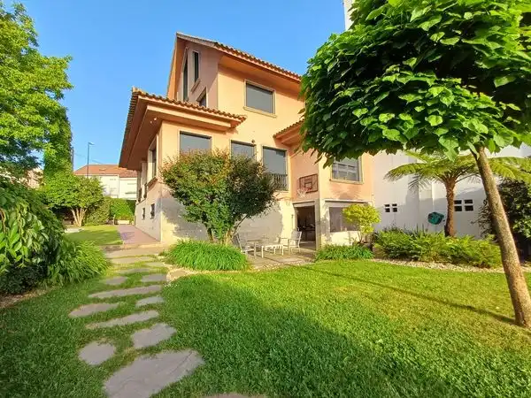 Vista exterior de Casa adosada en venta en Vigo  con Calefacción, Jardín privado y Terraza