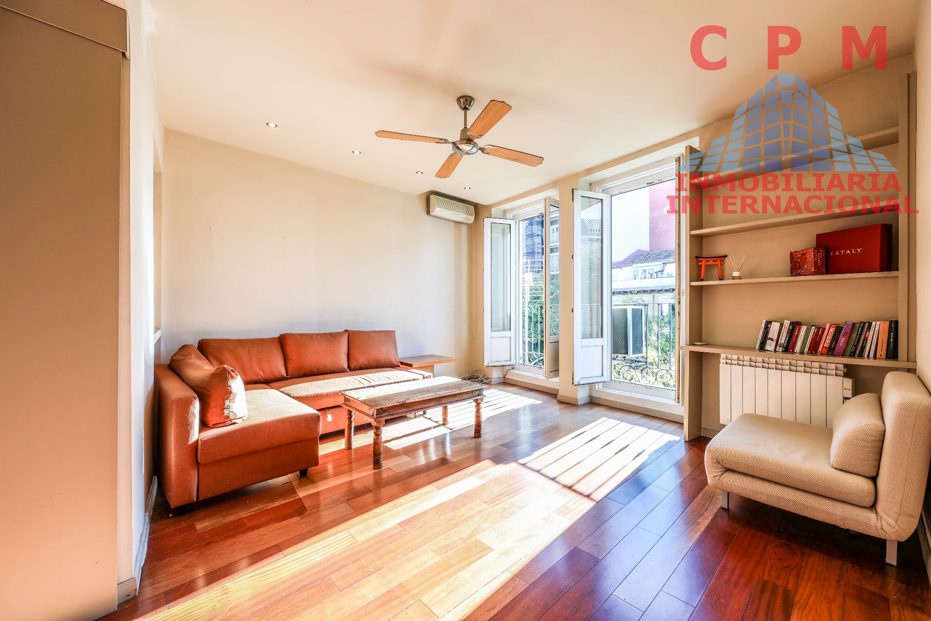 Living room of Flat to rent in  Madrid Capital  with Air Conditioner, Heating and Parquet flooring