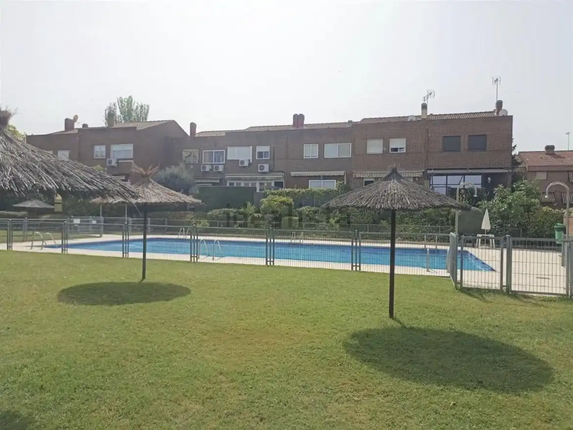 Schwimmbecken von Einfamilien-Reihenhaus zur Miete in Las Rozas de Madrid mit Klimaanlage, Heizung und Privatgarten