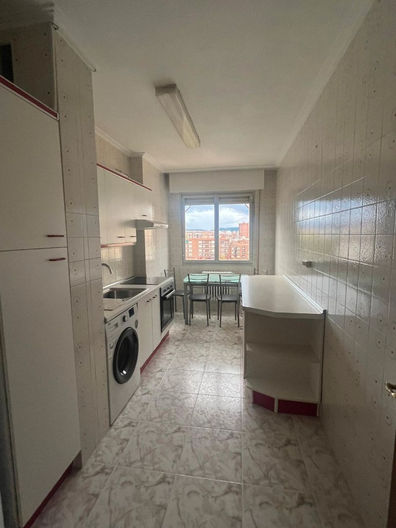 Cuina de Pis en venda en  Logroño amb Calefacció, Parquet i Terrassa