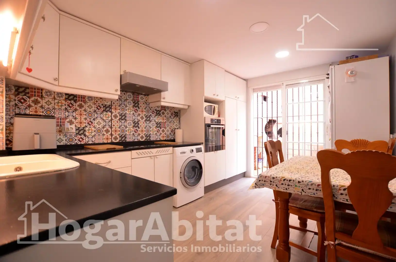 Küche von Einfamilien-Reihenhaus zum Verkauf in Cullera mit Privatgarten, Terrasse und Abstellraum