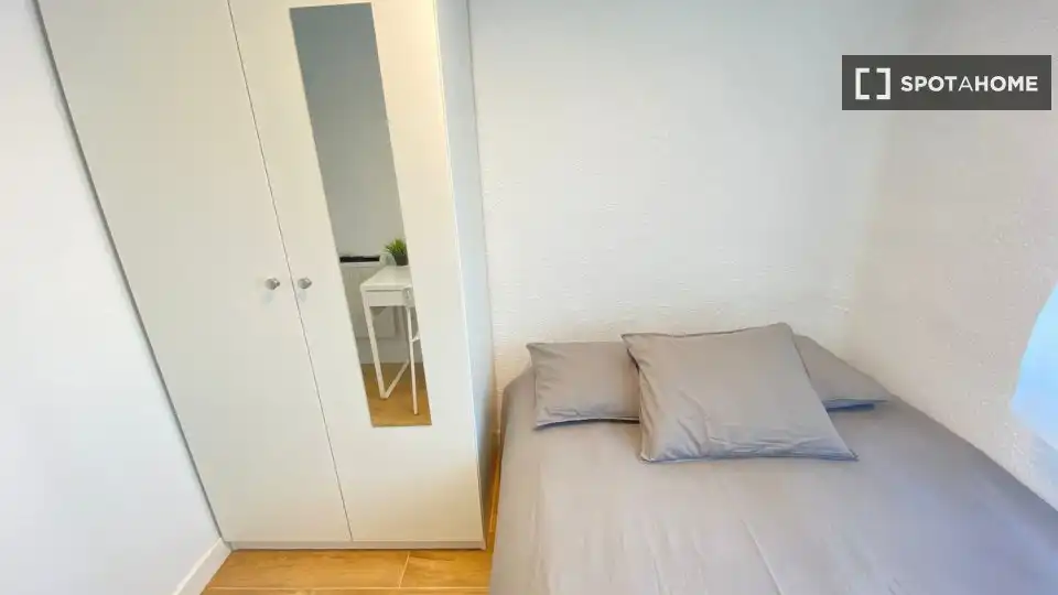 Bedroom of Flat for rent in Madrid  with Air Conditioner, Heating and Furnished
