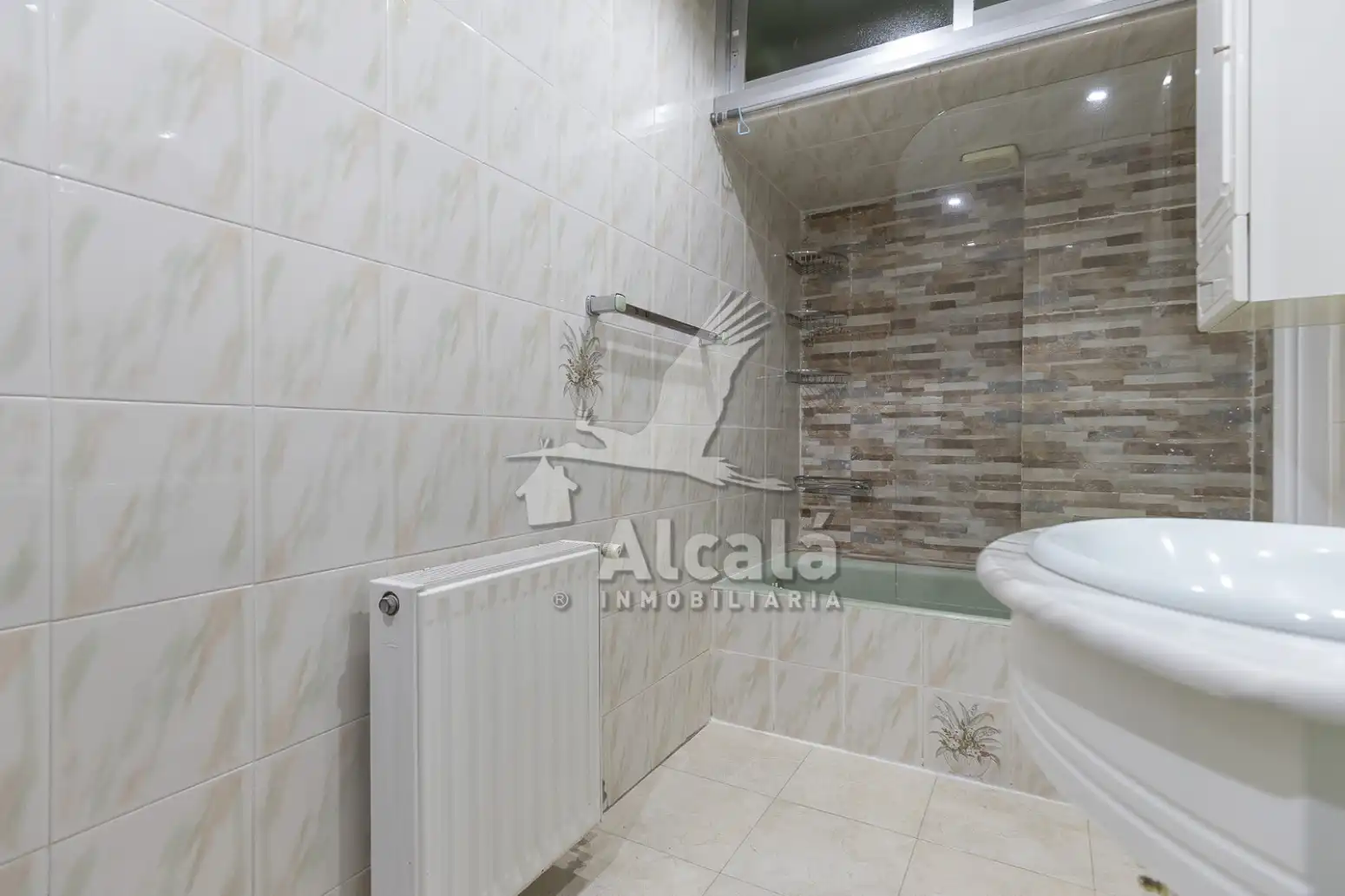 Bathroom of Flat for sale in Alcalá de Henares  with Air Conditioner, Heating and Terrace