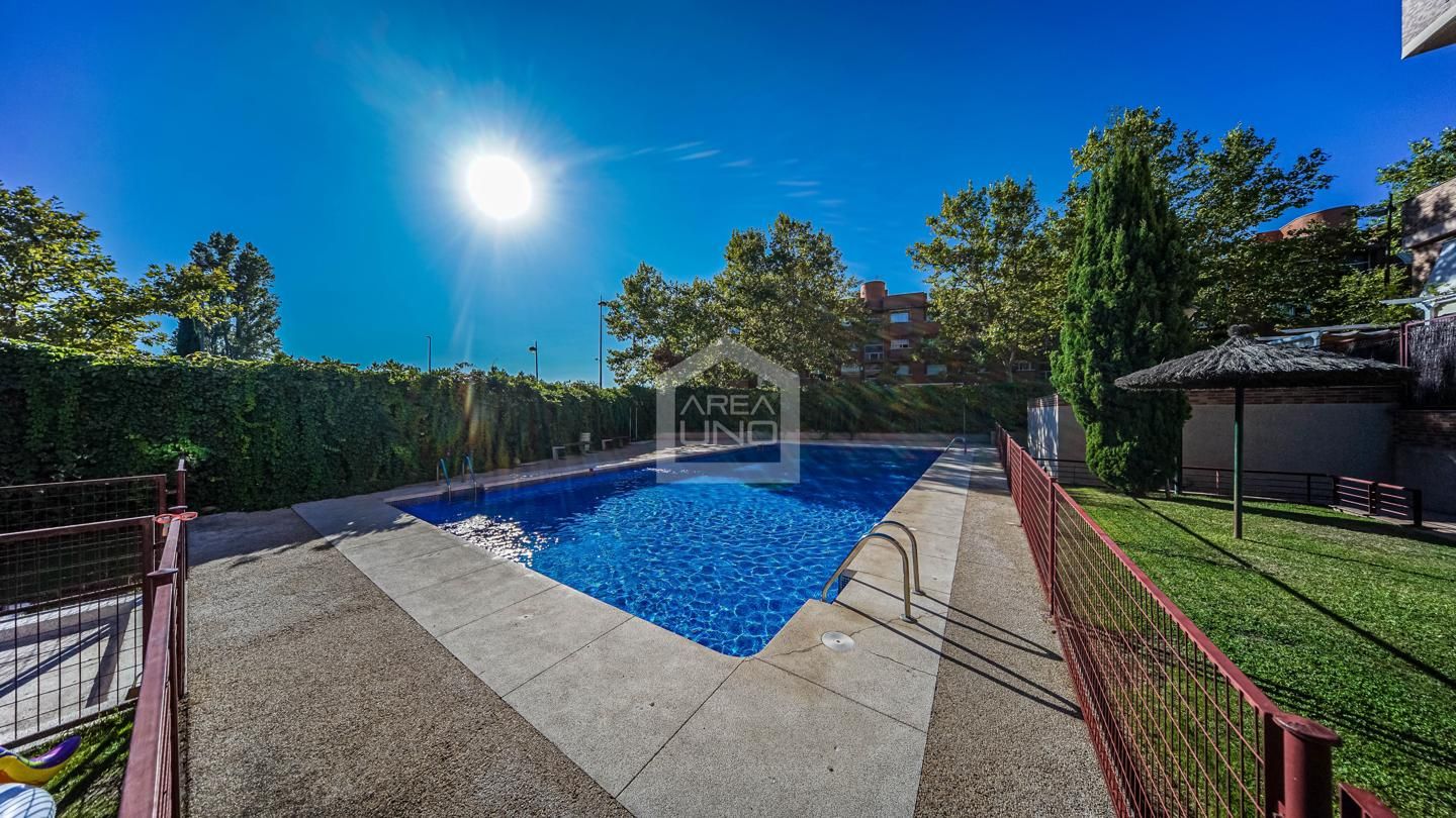 Swimming pool of Duplex for sale in Alcorcón  with Air Conditioner, Heating and Terrace