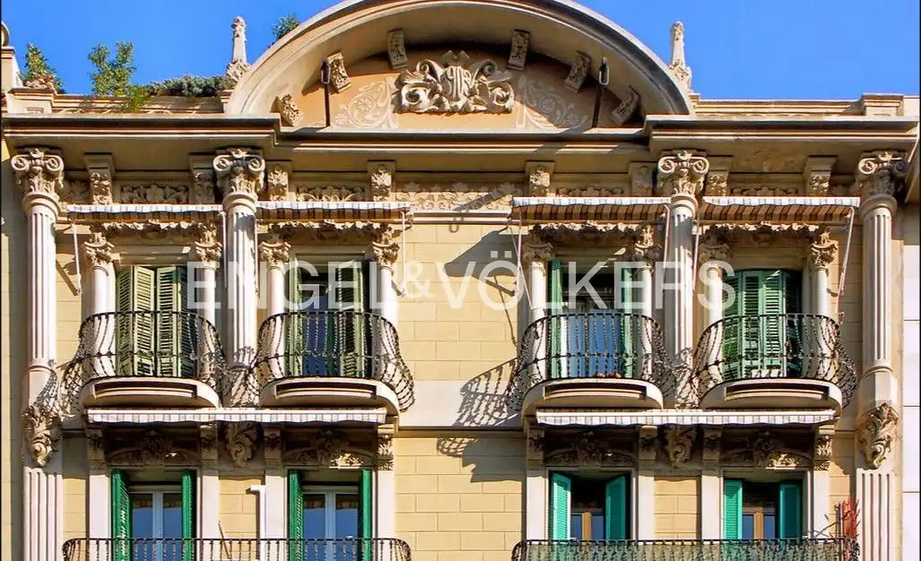 Vista exterior de Piso en venta en Barcelona con Calefacción, Parquet y Balcón