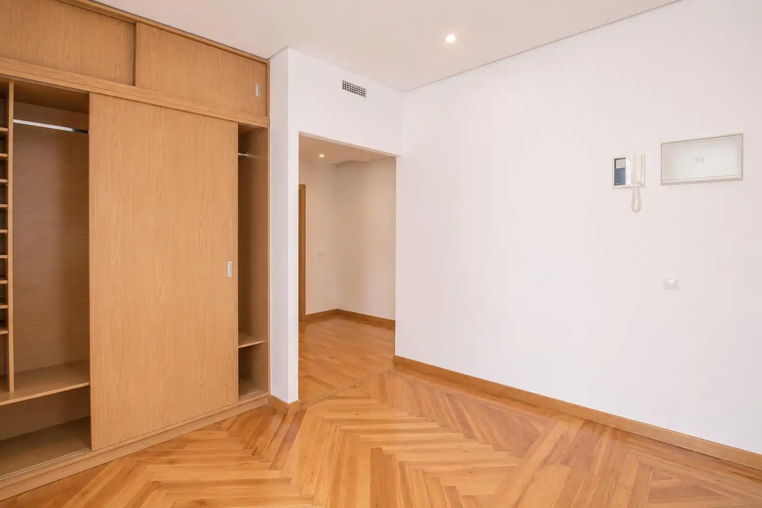 Bedroom of Flat for rent in Madrid  with Air Conditioner, Heating and Parquet flooring