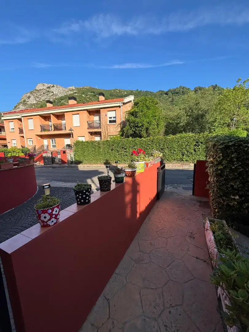 Terrassa de Casa adosada en venda en Morcín amb Calefacció, Jardí privat i Parquet