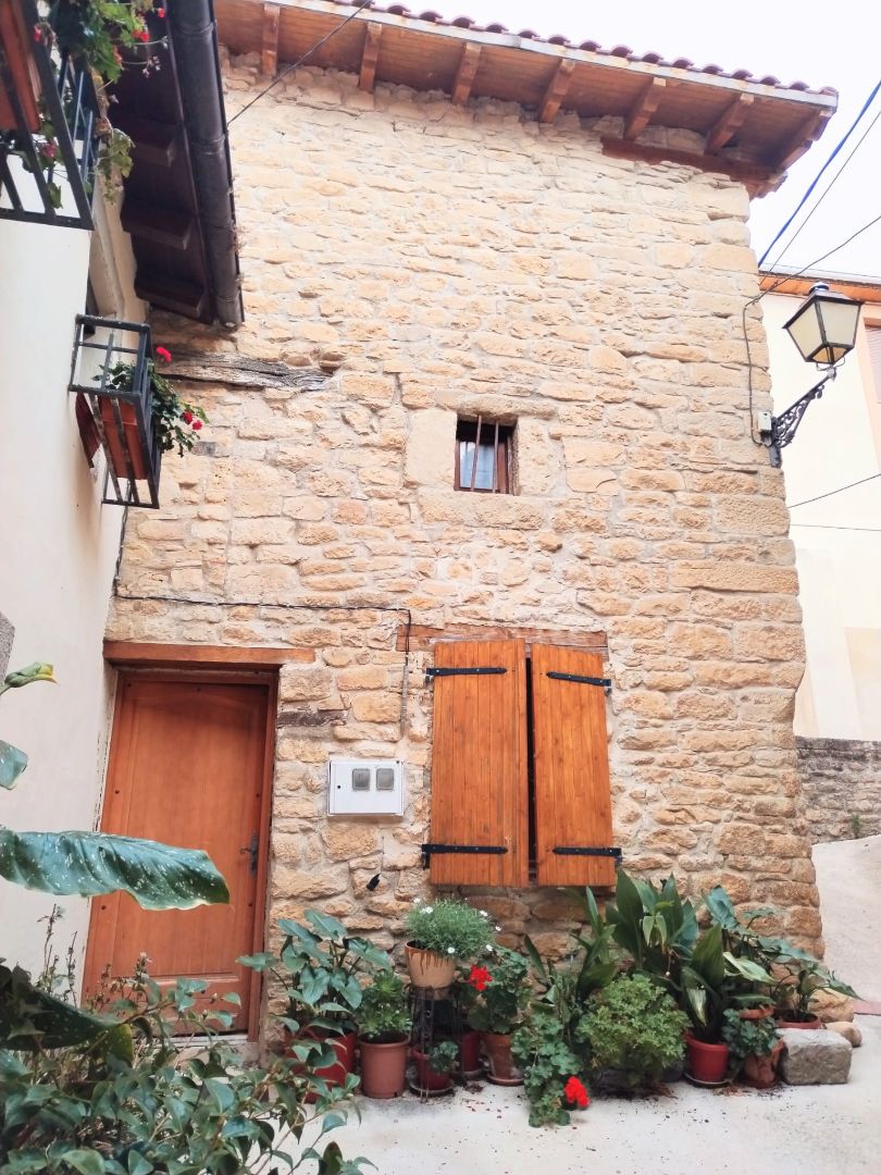 Vista exterior de Casa adosada en venda en Eslava amb Calefacció, Moblat i Forn