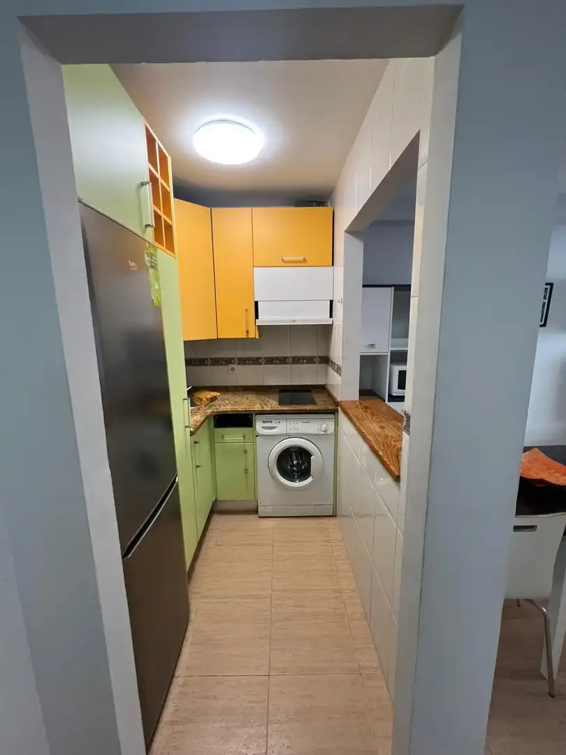 Cuina de Apartament de lloguer en Almería amb Aire condicionat i Moblat
