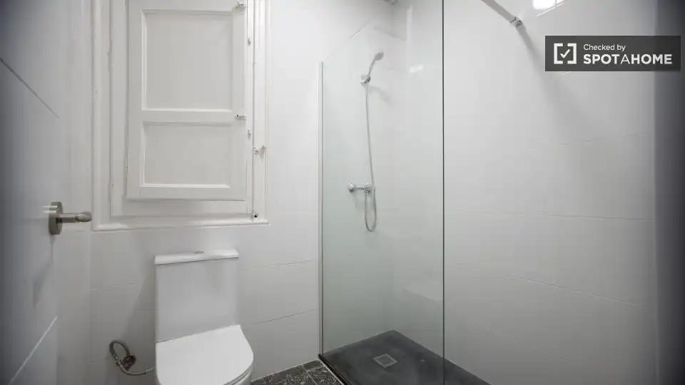 Baño de Piso para compartir en Valencia con Aire acondicionado, Calefacción y Amueblado