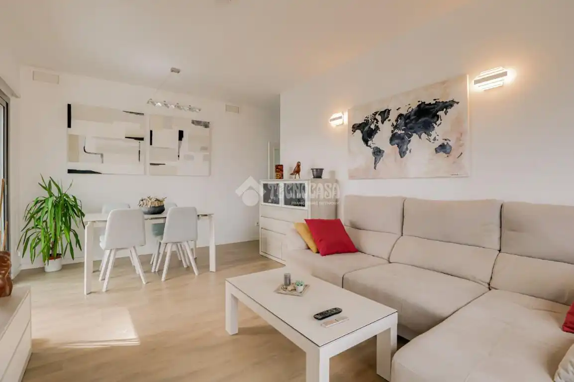 Sala de estar de Piso en venta en L'Hospitalet de Llobregat con Aire acondicionado, Calefacción y Trastero