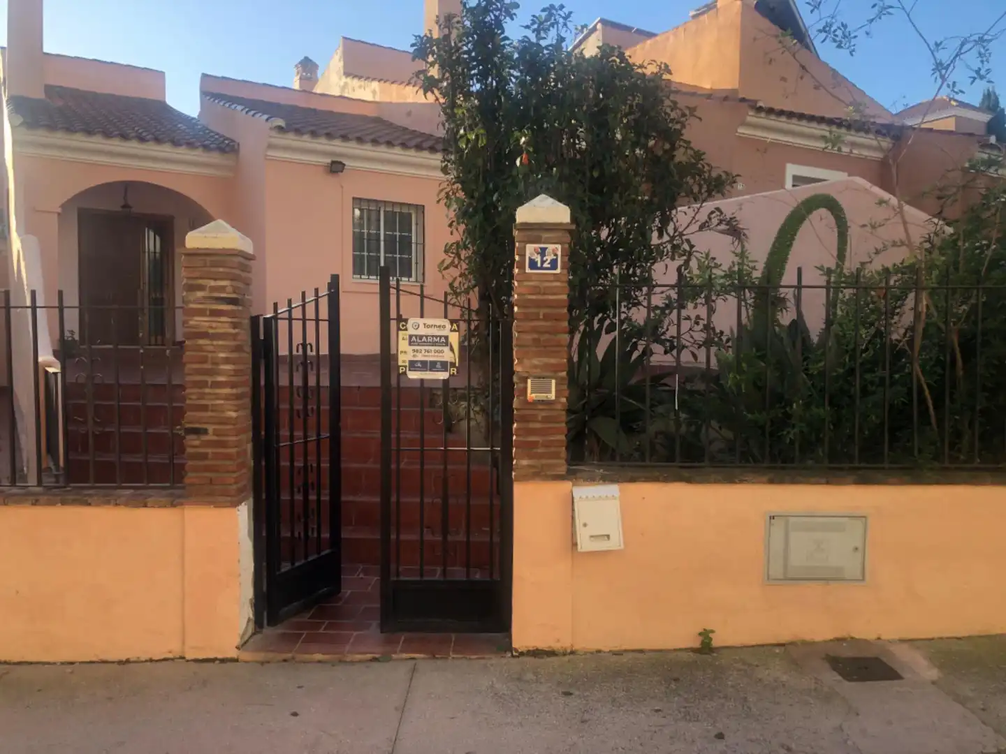 Vista exterior de Casa adosada en venta en Mijas con Aire acondicionado, Calefacción y Jardín privado