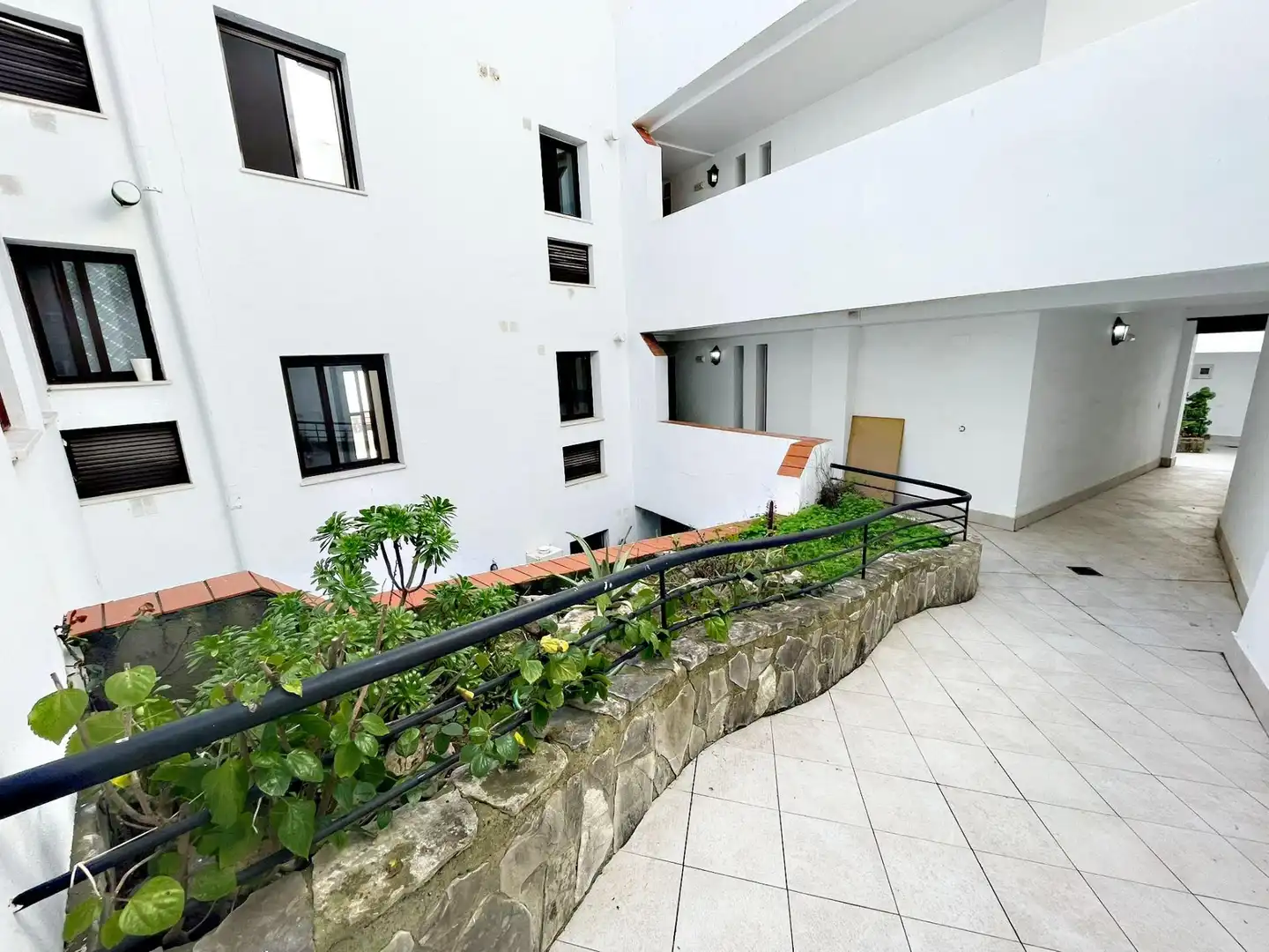 Außenansicht von Wohnungen zum Verkauf in Alcalá de los Gazules mit Terrasse und Balkon