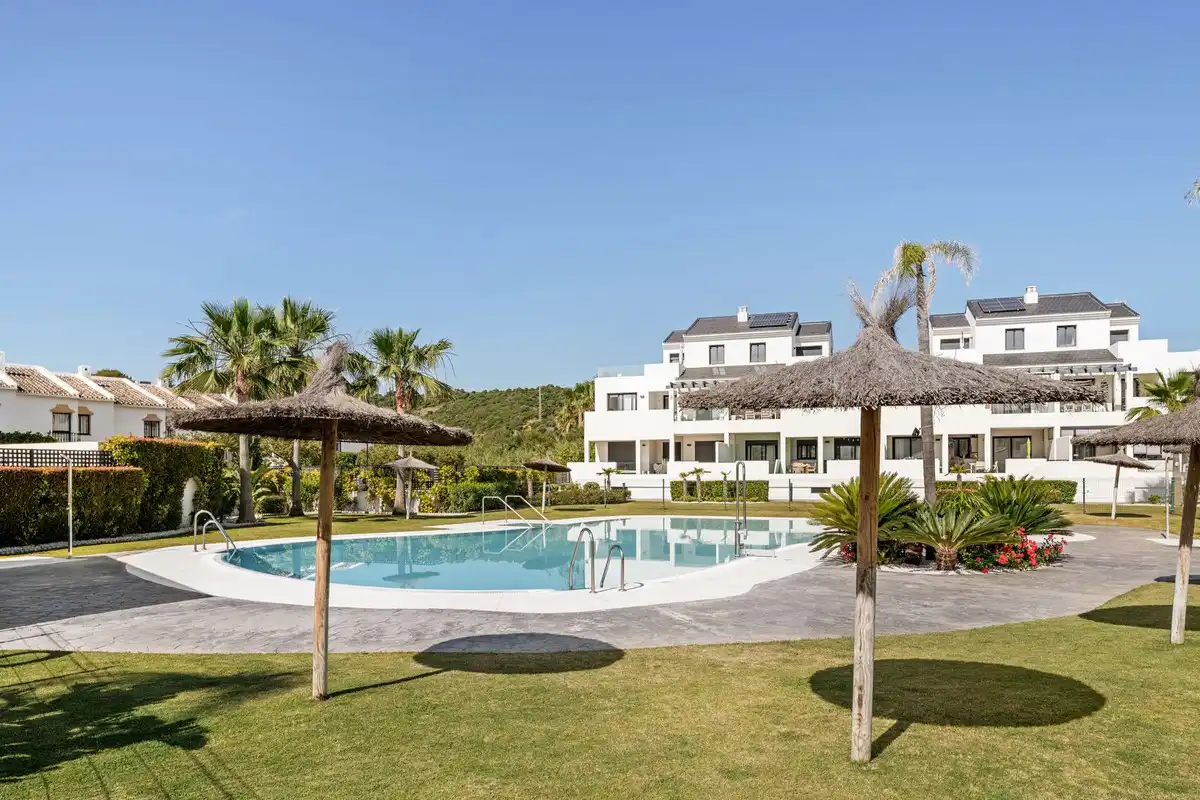 Jardí de Dúplex en venda en Estepona amb Aire condicionat, Terrassa i Piscina comunitària