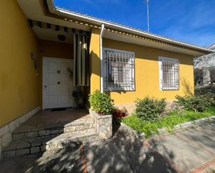 Vista exterior de Casa o xalet en venda en  Córdoba Capital amb Aire condicionat, Calefacció i Jardí privat