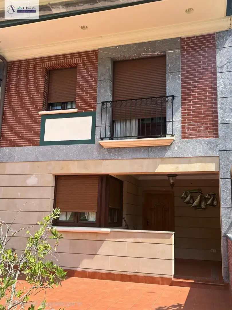Vista exterior de Casa adosada en venda en Castro-Urdiales amb Aire condicionat, Calefacció i Jardí privat