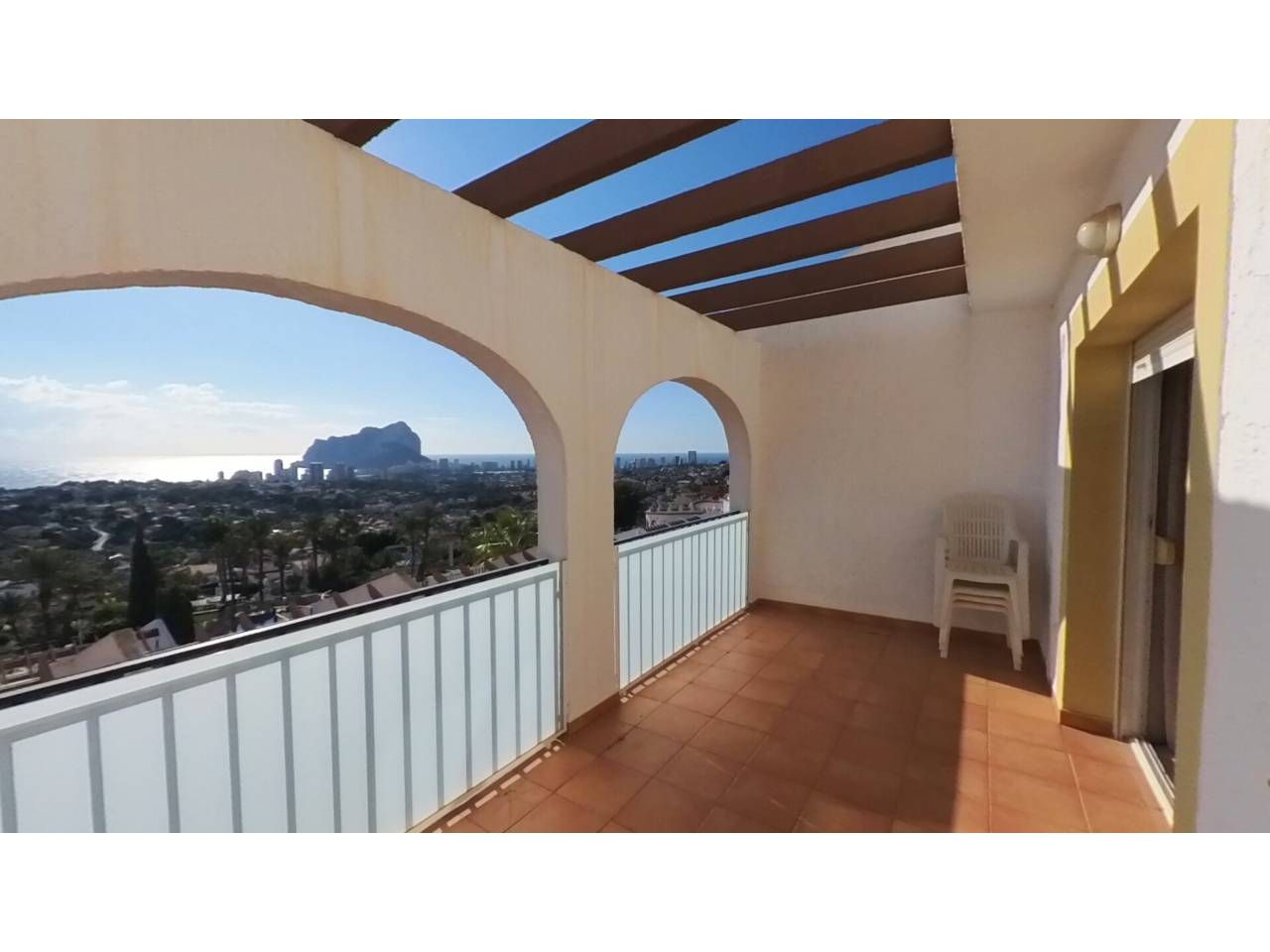 Vista exterior de Casa adosada en venda en Calpe / Calp amb Aire condicionat, Jardí privat i Terrassa