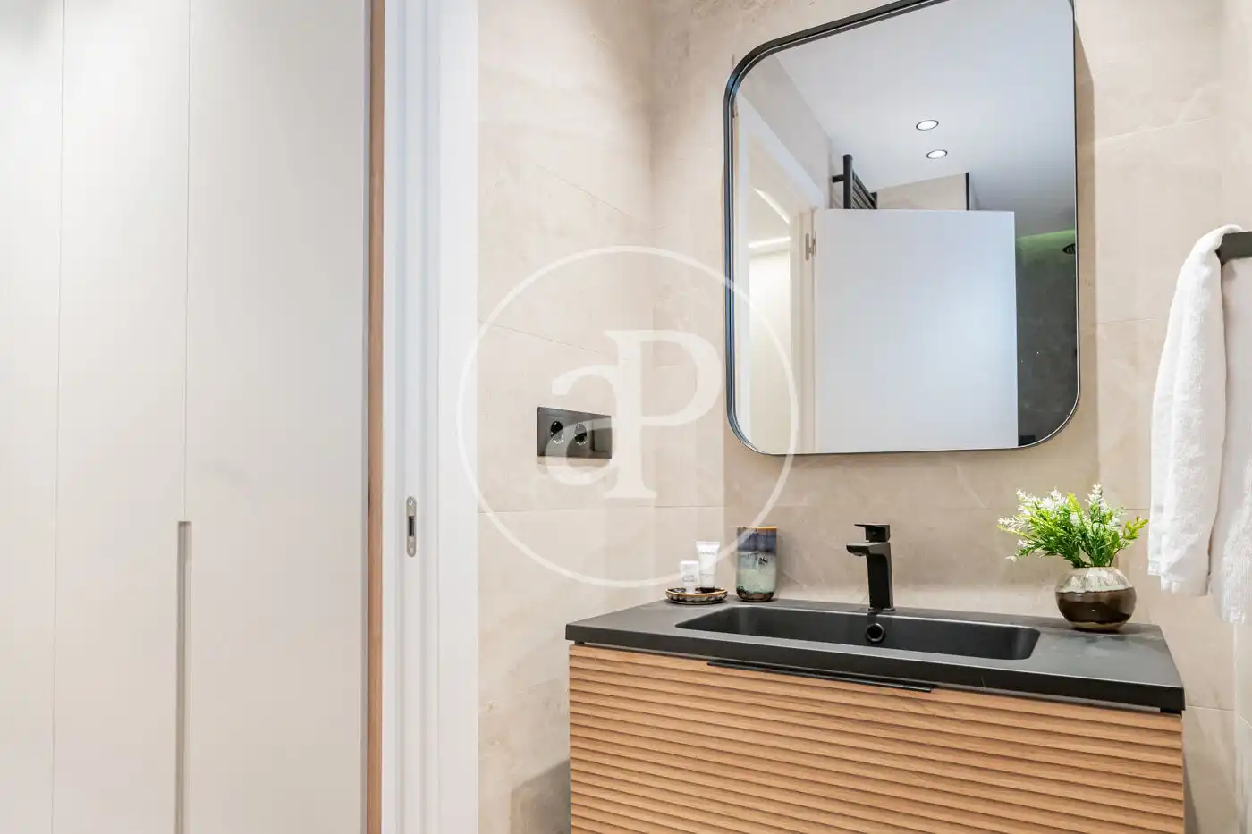 Bathroom of Flat for rent in Madrid  with Air Conditioner, Heating and Furnished