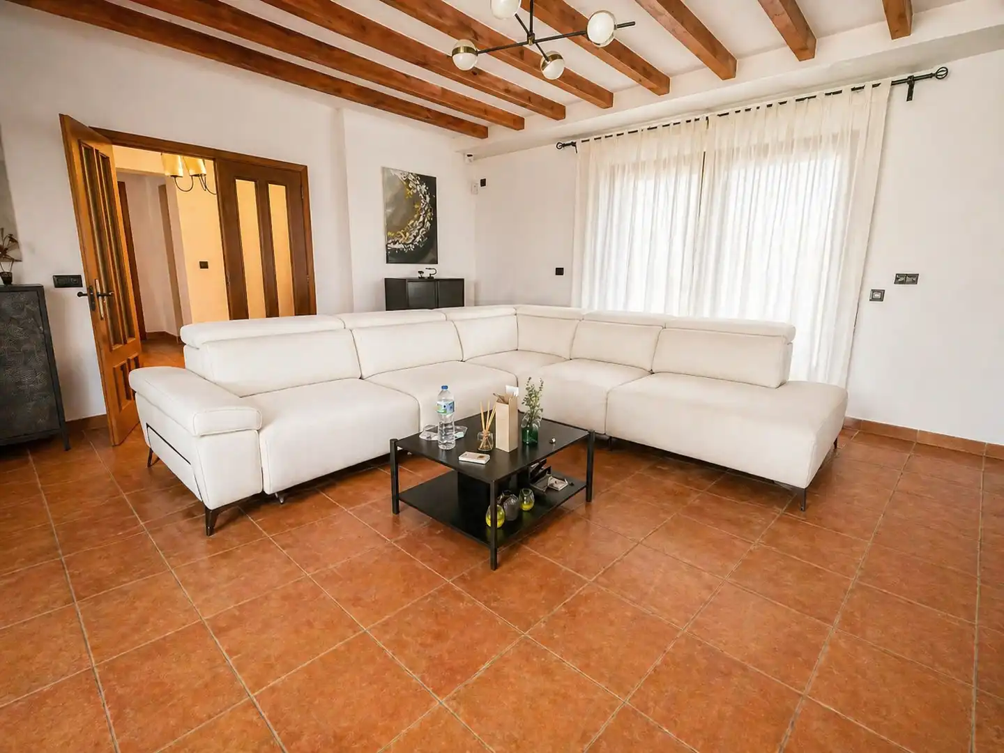 Sala d'estar de Casa o xalet en venda en Arcos de la Frontera amb Aire condicionat, Jardí privat i Terrassa