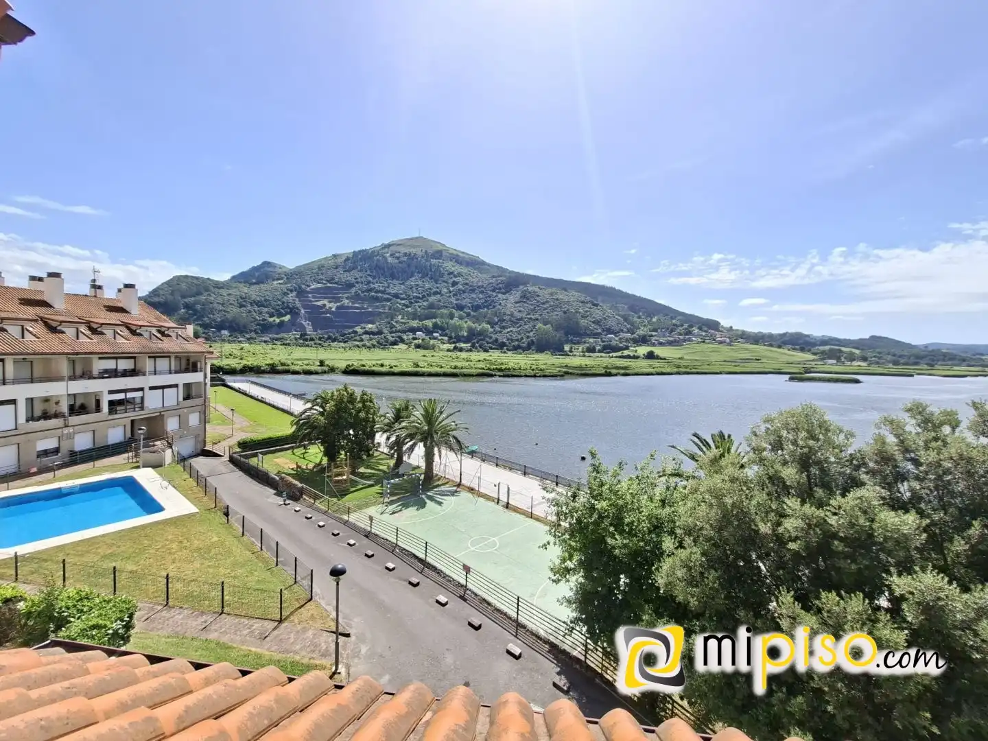Vista exterior de Pis en venda en Limpias amb Calefacció, Terrassa i Piscina