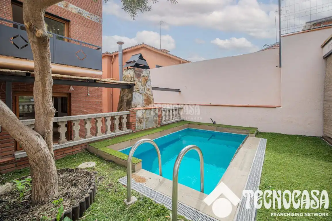 Swimming pool of Houses for sale in Santa Coloma de Gramenet  with Air Conditioner, Heating and Terrace
