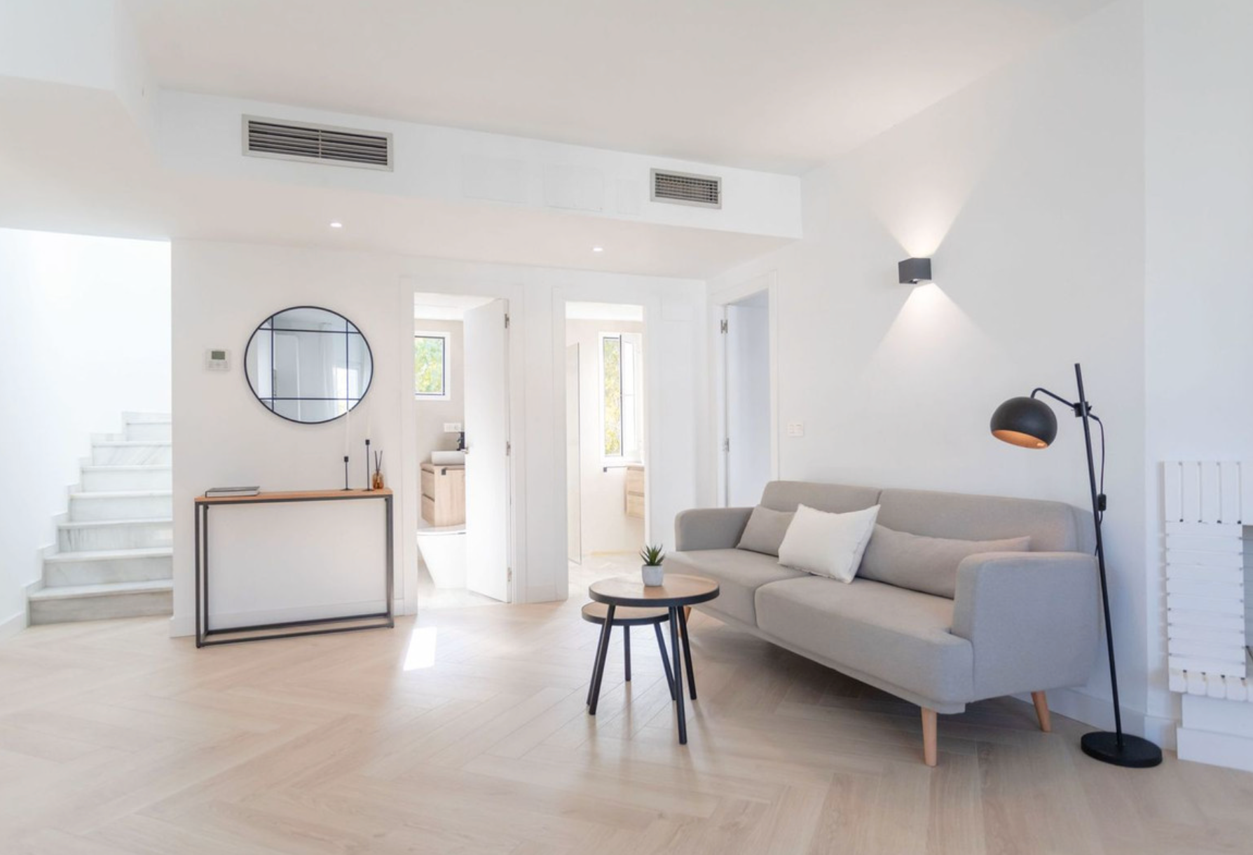 Sala d'estar de Dúplex en venda en Marbella amb Aire condicionat, Calefacció i Parquet