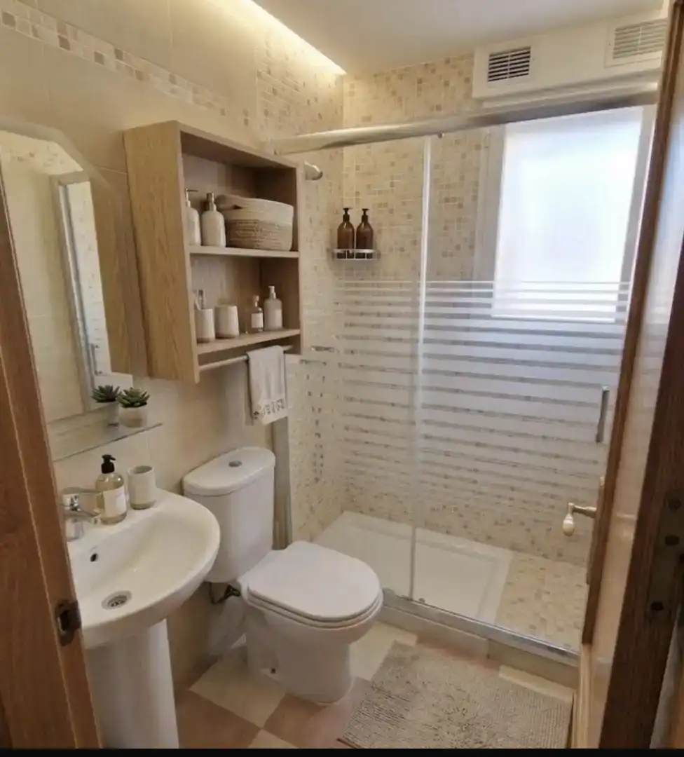 Badezimmer von Dachboden zum Verkauf in Chauchina mit Klimaanlage und Balkon