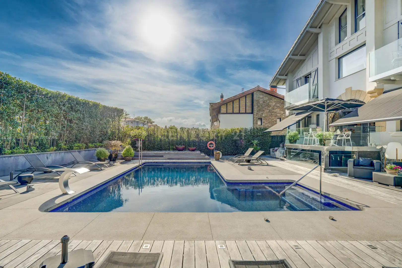 Piscina de Casa o xalet en venda en Donostia - San Sebastián  amb Aire condicionat, Jardí privat i Piscina