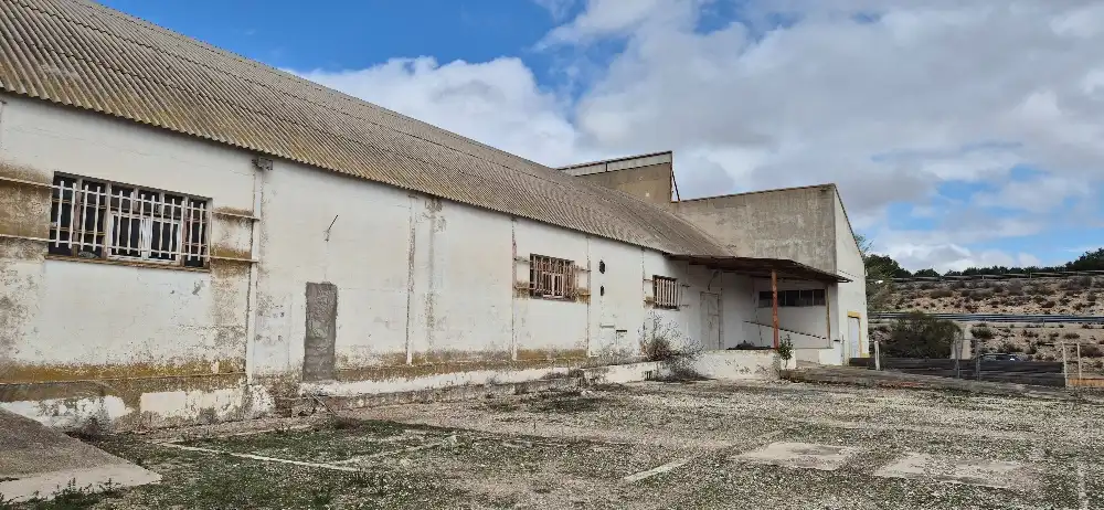 Vista exterior de Nave industrial en venta en La Gineta