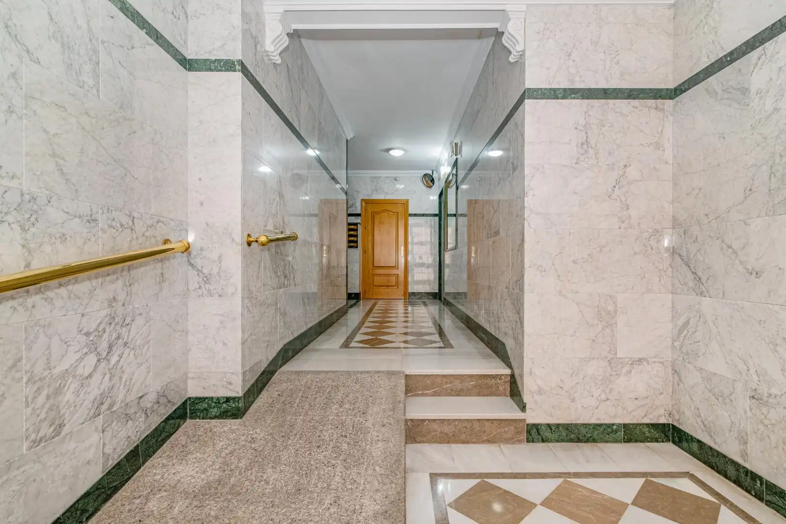 Piso en venta en Granada con Balcón