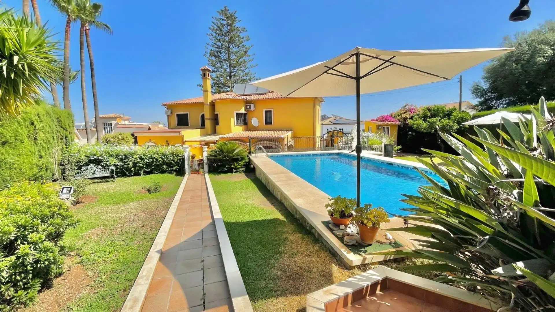 Jardí de Casa o xalet en venda en Alhaurín de la Torre amb Aire condicionat, Jardí privat i Terrassa