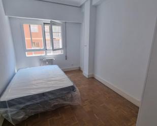 Bedroom of Apartment to share in Valladolid Capital  with Oven, Washing machine and Microwave