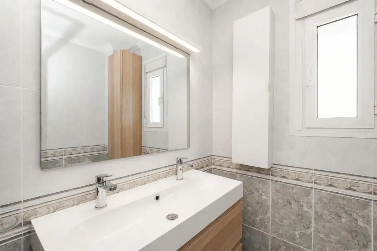 Bathroom of Flat for sale in Sevilla  with Air Conditioner and Heating