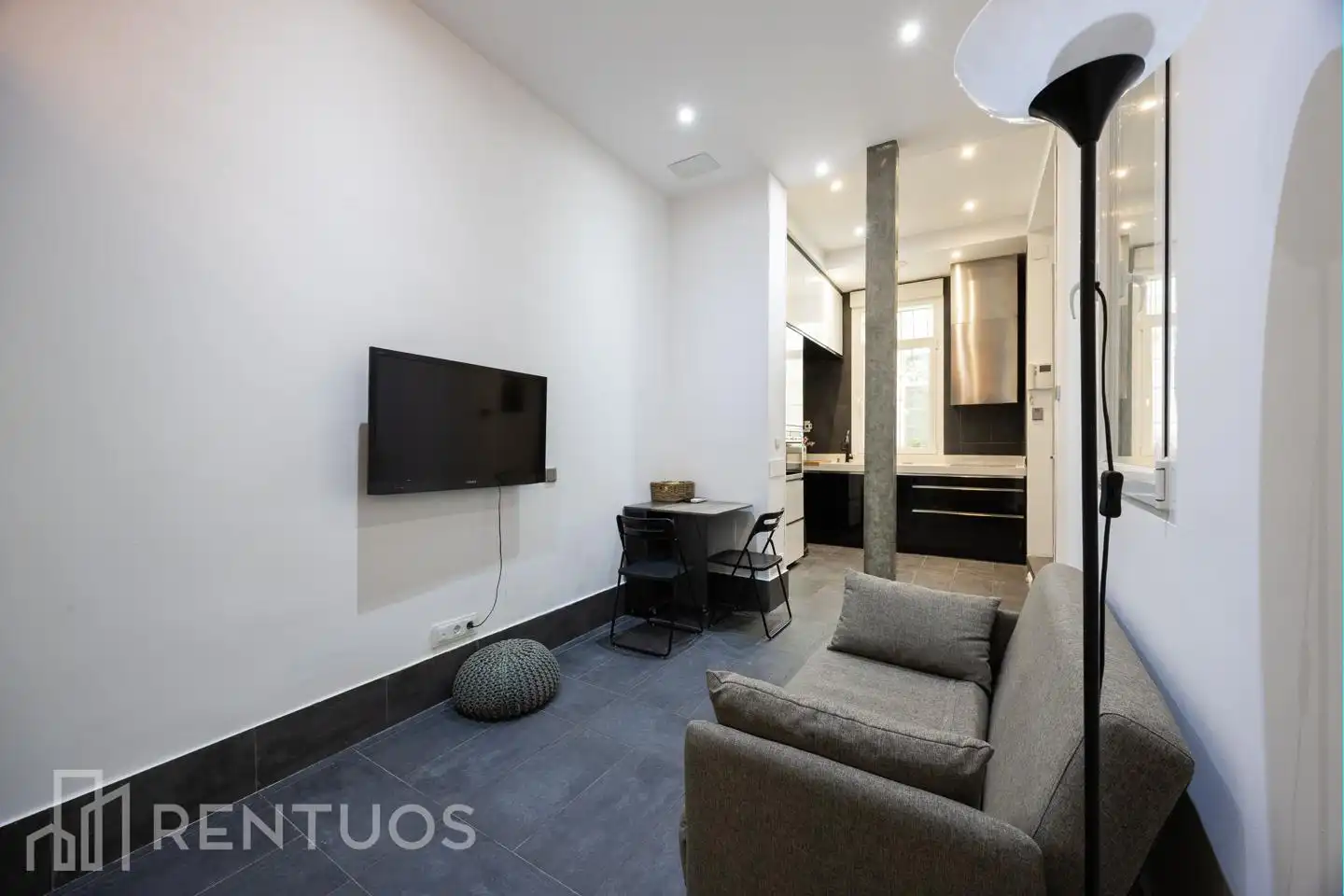Sala d'estar de Dúplex de lloguer en Madrid amb Aire condicionat i Moblat