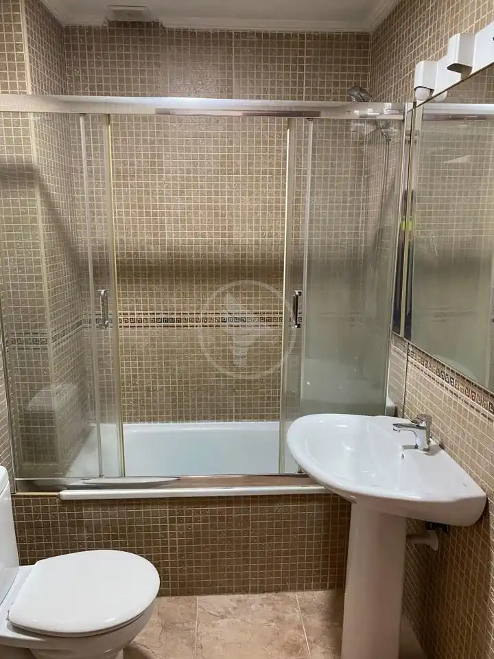 Bany de Pis en venda en Linares amb Aire condicionat