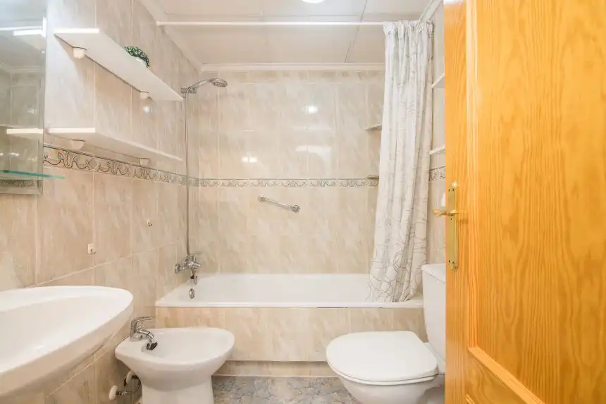 Badezimmer von Wohnung zum Verkauf in Elche / Elx mit Klimaanlage, Terrasse und Möbliert