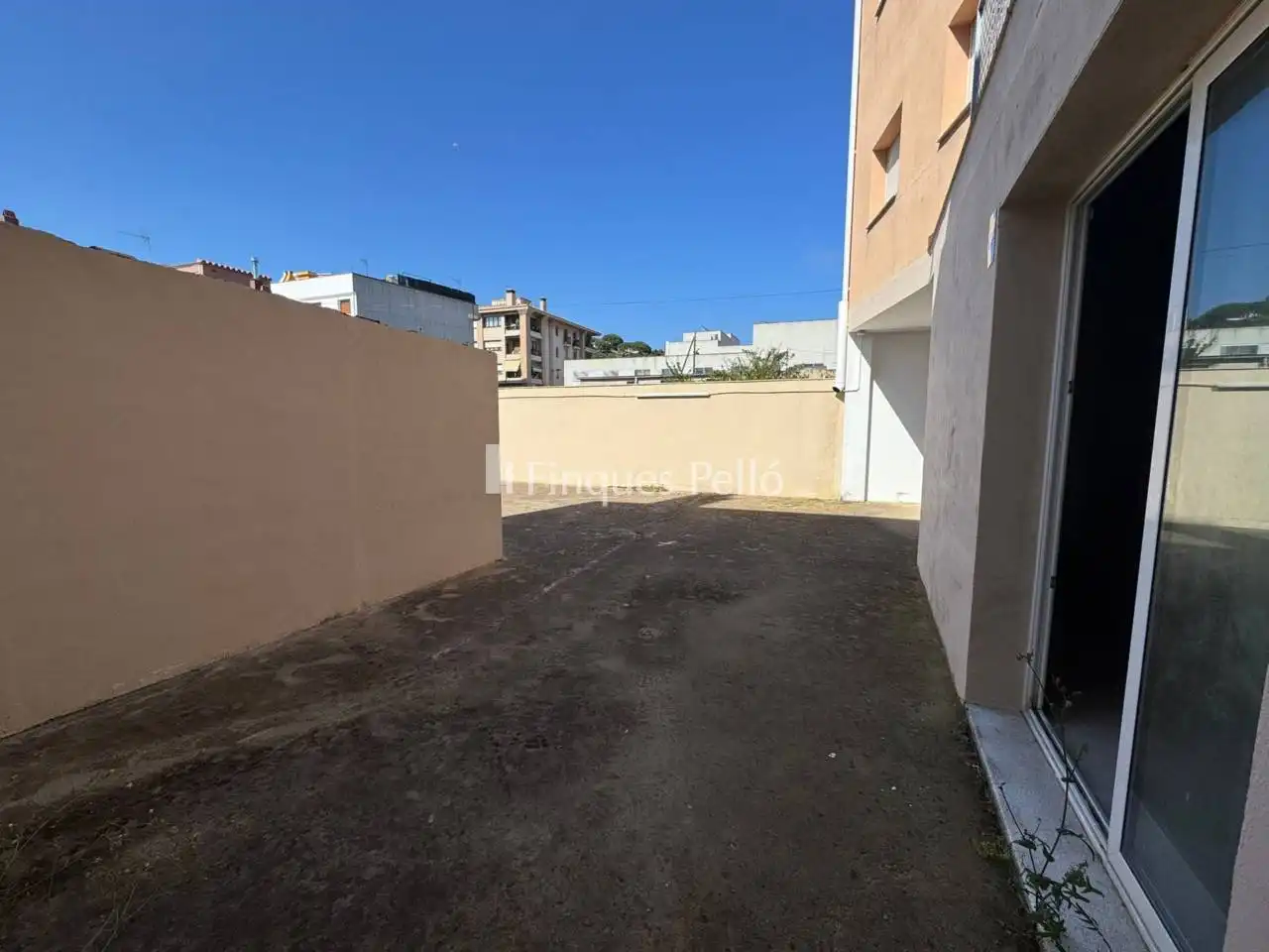 Vista exterior de Local en venda en Sant Feliu de Guíxols amb Alarma