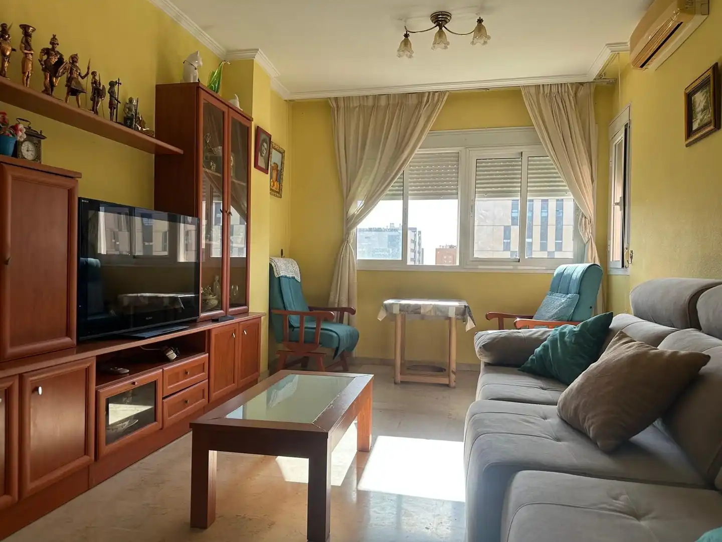 Living room of Flat for sale in Sevilla  with Air Conditioner, Heating and Storage room