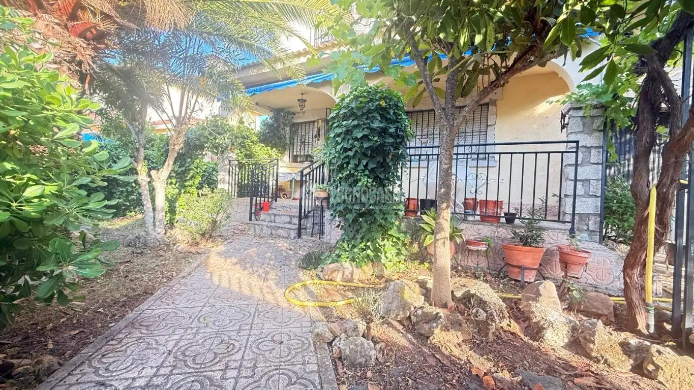 Vista exterior de Casa adosada en venta en Camarena con Calefacción, Trastero y Piscina comunitaria