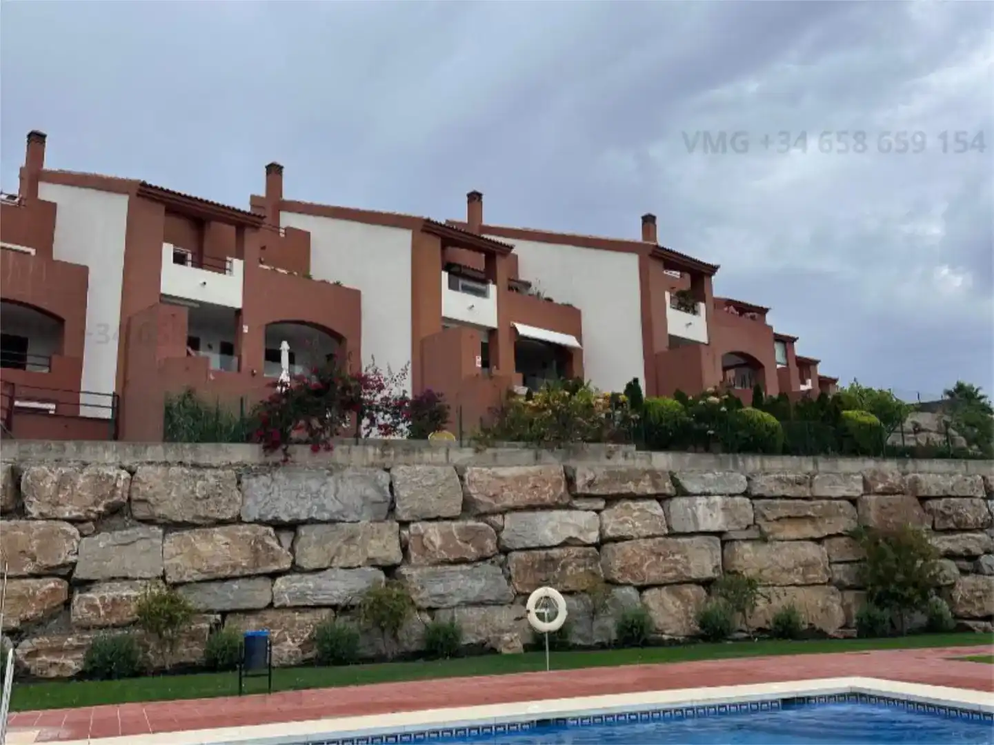Vista exterior de Casa o xalet en venda en Benahavís amb Aire condicionat i Balcó