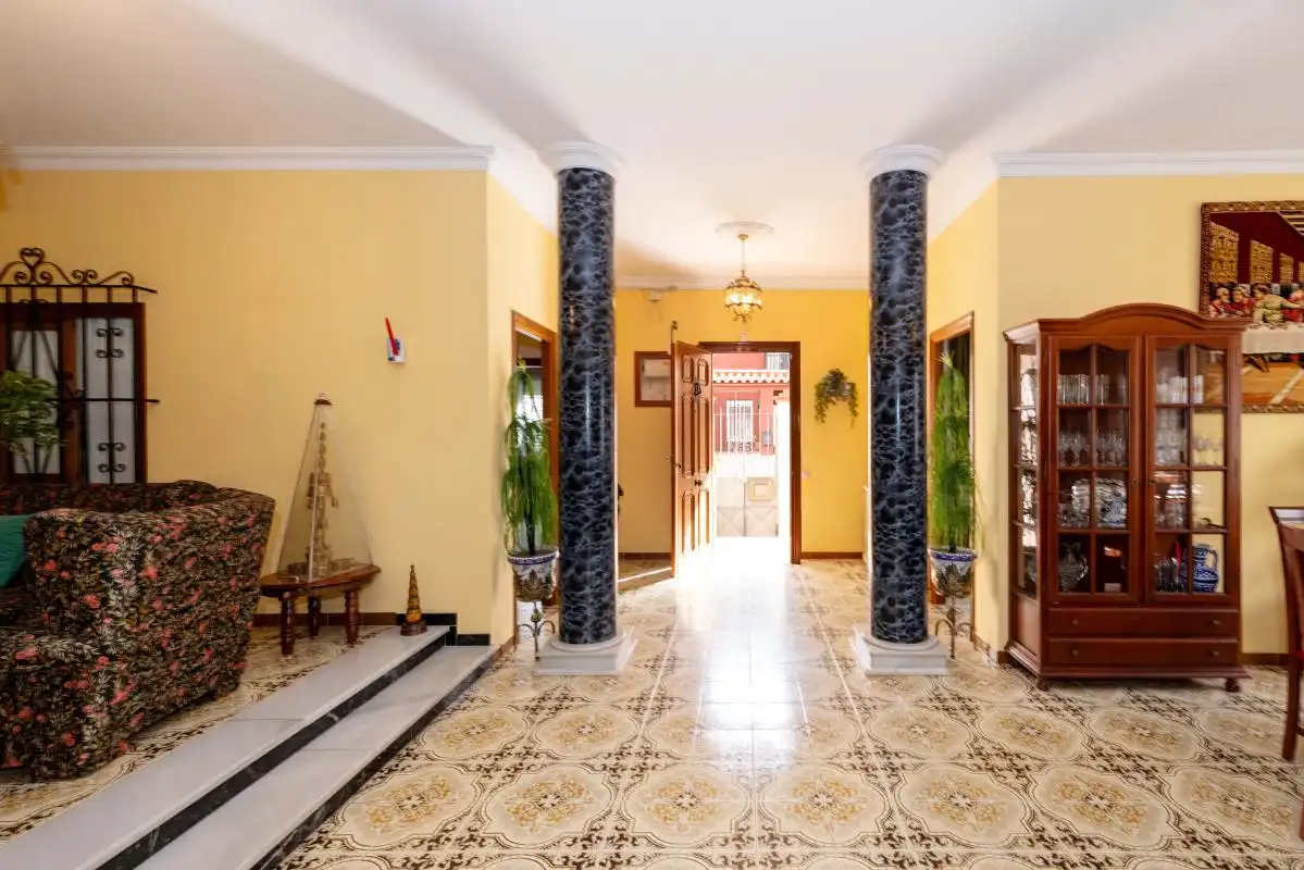 Casa adosada en venda en Dos Hermanas amb Aire condicionat, Calefacció i Jardí privat