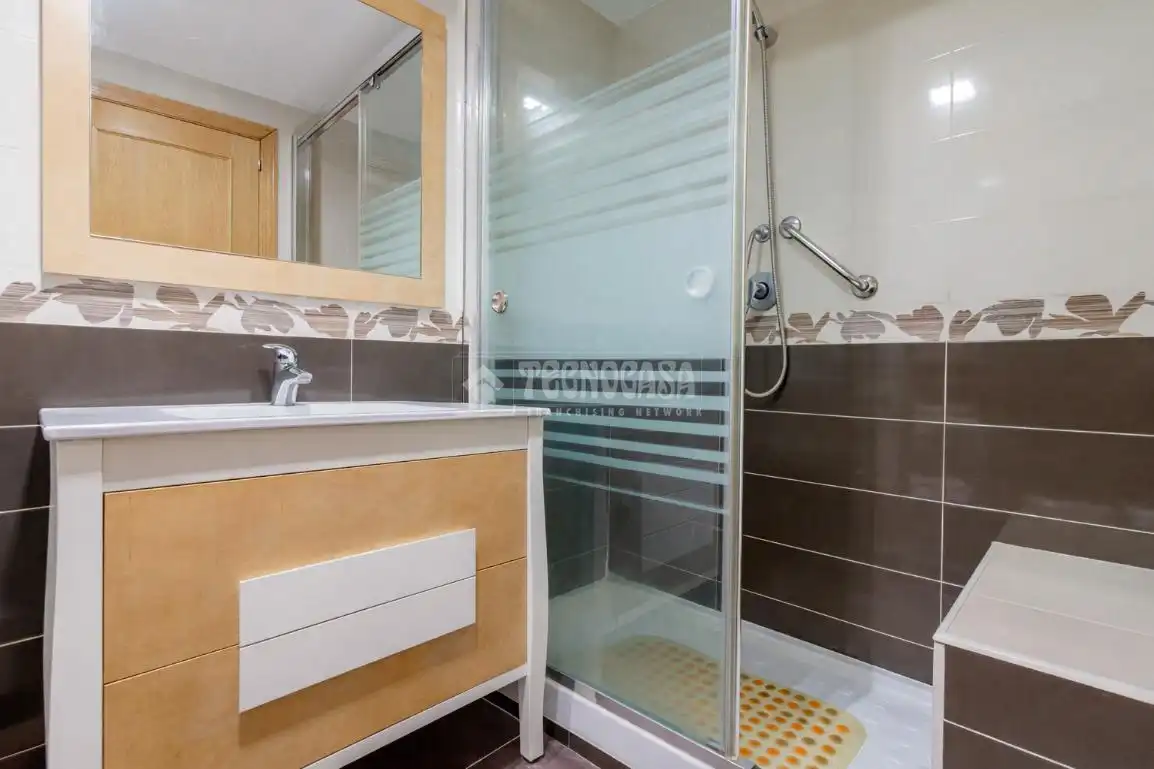 Baño de Piso en venta en Madrid con Trastero y Amueblado