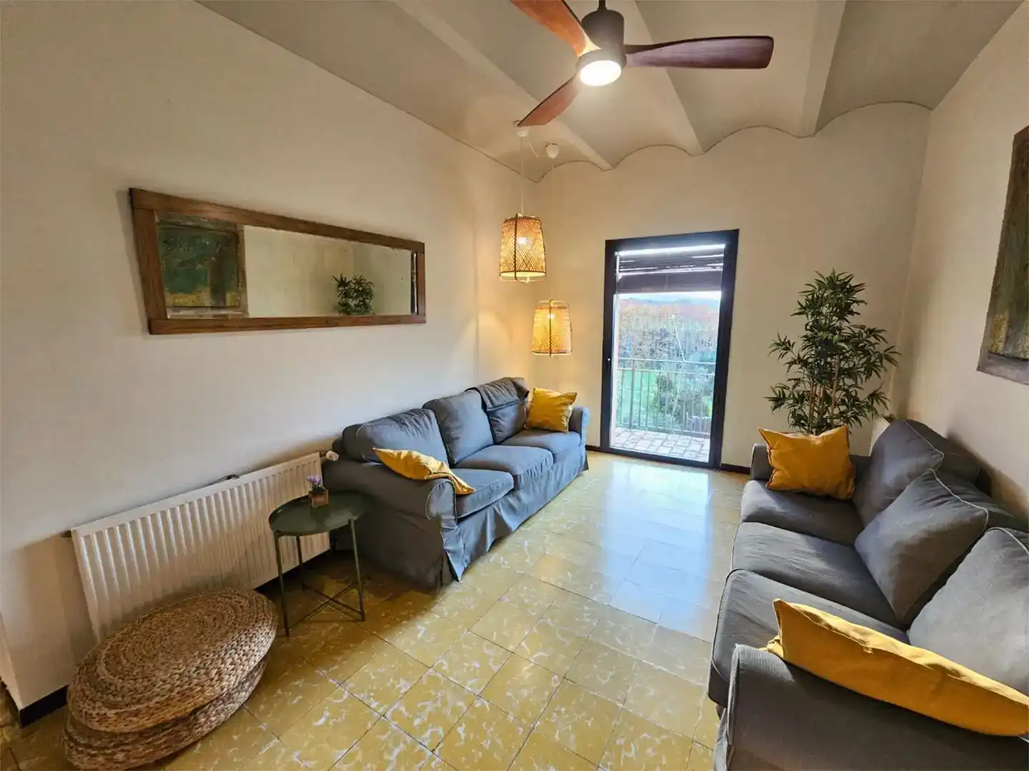 Sala de estar de Finca rústica en venta en Sant Mori con Aire acondicionado, Jardín privado y Piscina