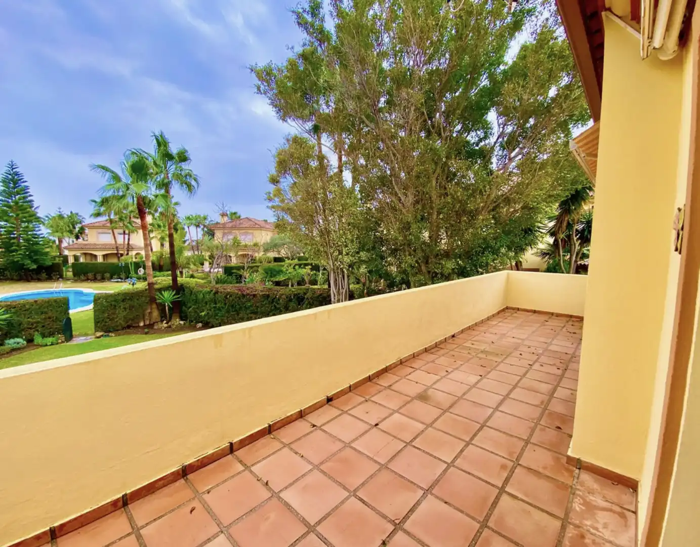 Vista exterior de Casa o xalet en venda en Estepona amb Aire condicionat, Calefacció i Jardí privat