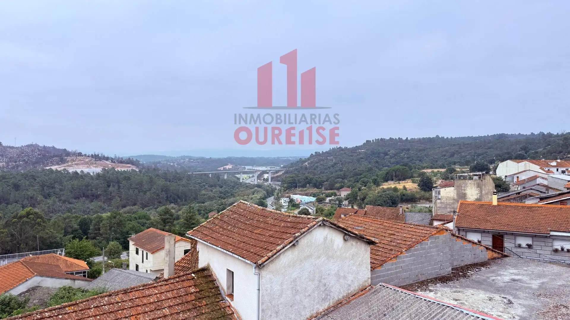 Vista exterior de Casa o xalet en venda en San Cibrao das Viñas amb Terrassa i Moblat