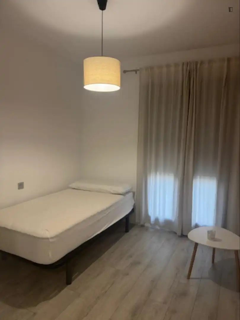 Habitación de Apartamento de alquiler en Dos Hermanas con Aire acondicionado, Calefacción y Amueblado