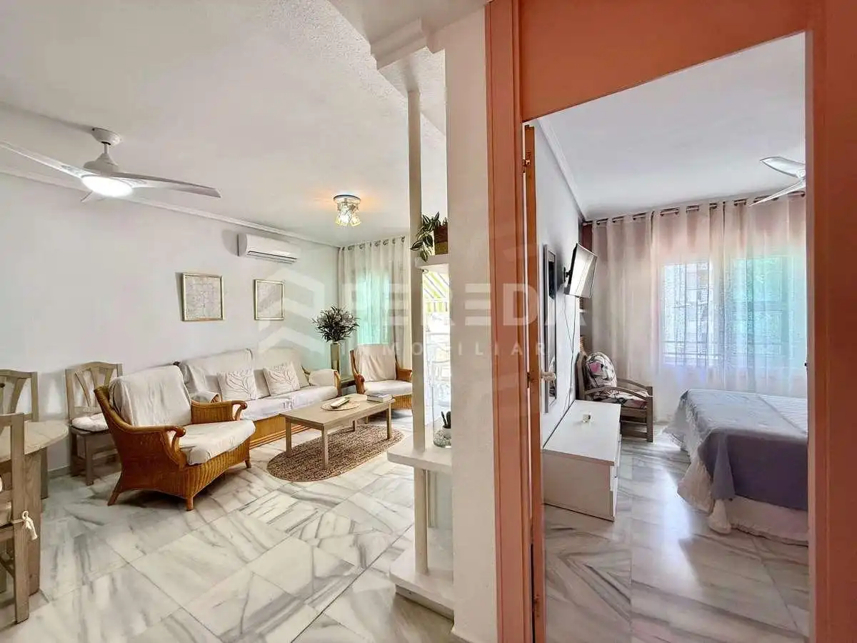 Sala de estar de Apartamento en venta en Roquetas de Mar con Aire acondicionado, Terraza y Amueblado
