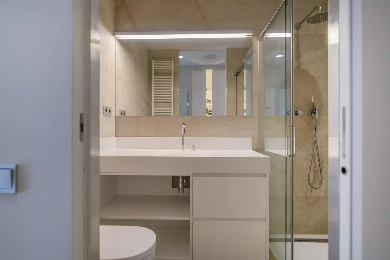 Badezimmer von Dachboden zum Verkauf in Barcelona mit Klimaanlage, Heizung und Terrasse