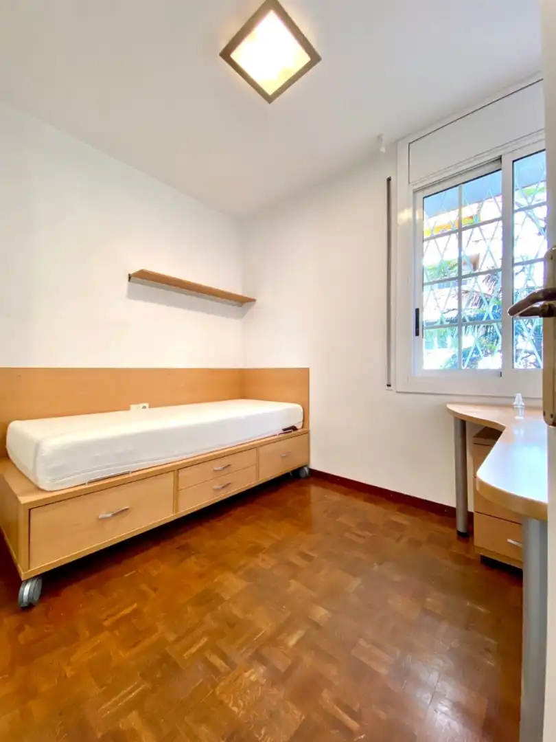 Schlafzimmer von Wohnung zum Verkauf in Barcelona mit Klimaanlage und Gemeinschaftspool